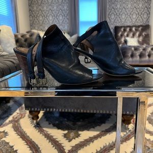 Nine West black leather sandals